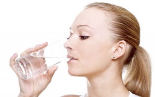 5 dấu hiệu bất thường sau khi uống nước cảnh báo cơ thể có vấn đề