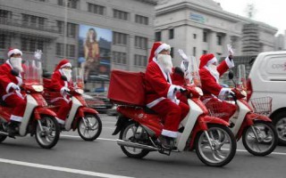 Đắt khách dịch vụ ông già Noel đeo khẩu trang đi tặng quà, càng cận ngày giá càng tăng